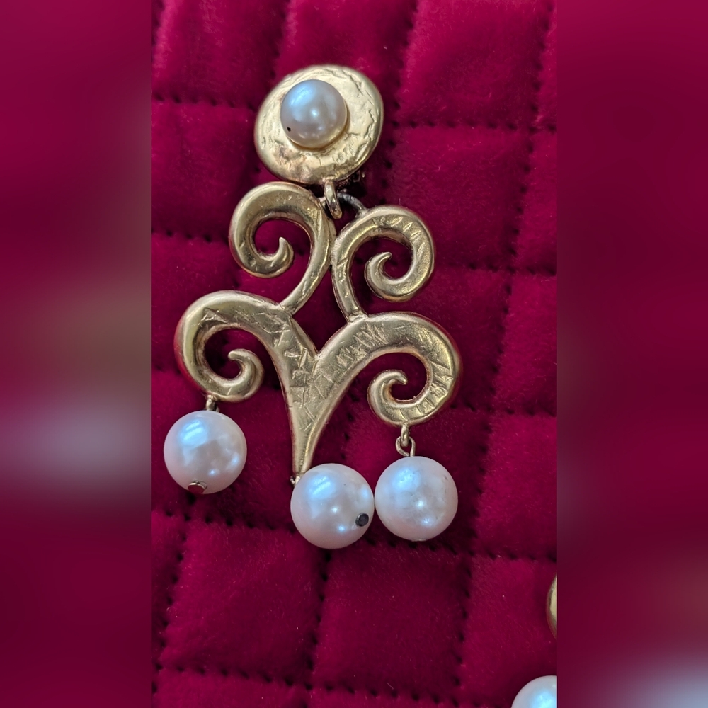 Oscar dela Renta Clip on Earrings - Picture 4 of 7